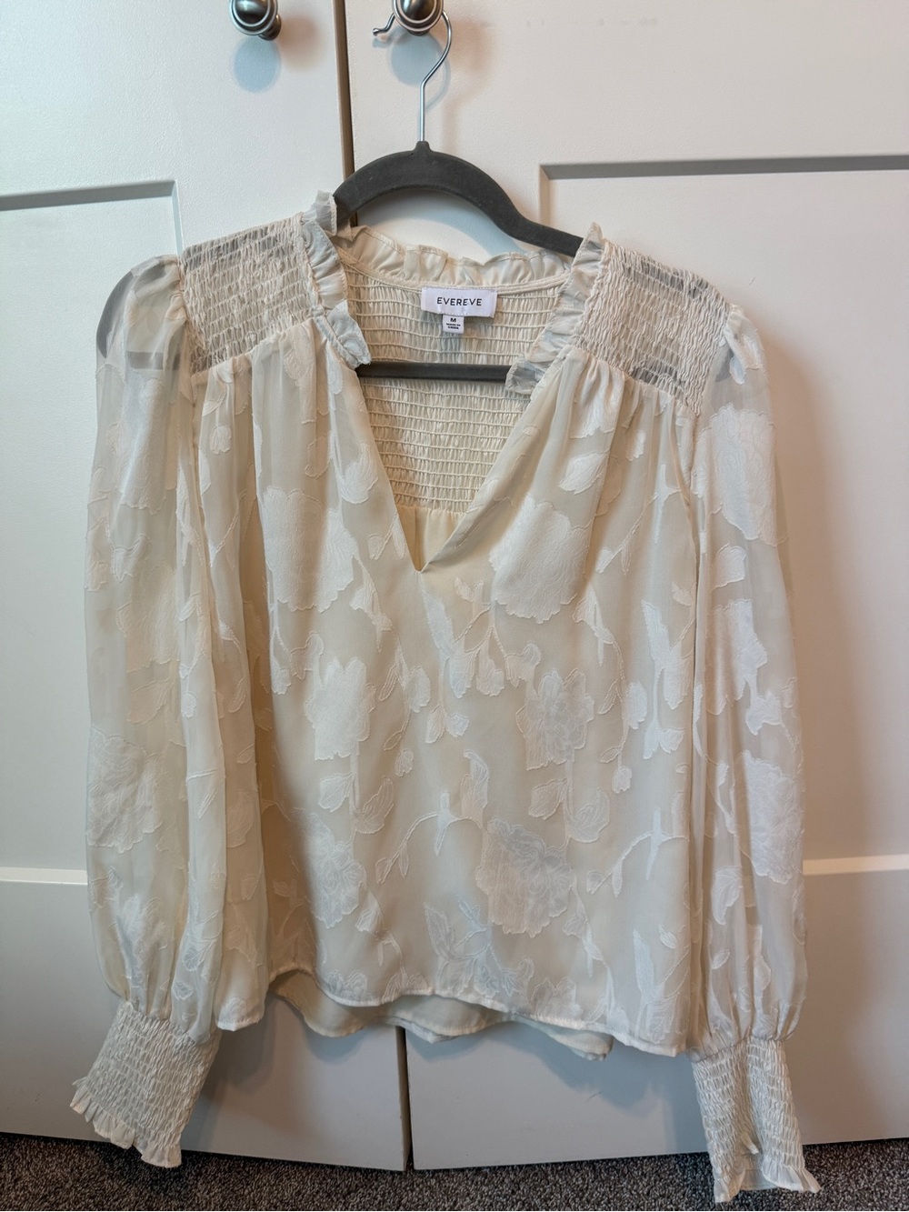 Evereve Ivory Floral Jacquard V‑Neck Blouse